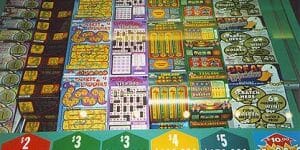 Il achète le ticket avec l’argent de son frère… puis refuse de partager !