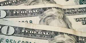 Trois Californiens transforment 20 dollars en 2 millions grâce aux mots croisés !
