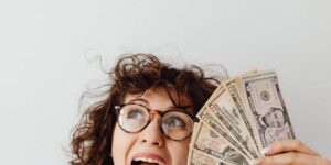 Elle gagne 1000 $ par semaine à vie et se fait traiter d&rsquo;idiote sur les réseaux : mais qui a raison ?