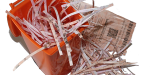 Un patron de bar plonge dans une benne à ordures pour retrouver un ticket de loterie à 590 000 $ jeté par erreur