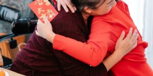 Une grand-mère offre un billet gagnant de 150 000 $ à sa petite-fille pour Noël