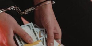 Il gagne 167 millions… puis retourne cambrioler une maison pour 12 000 dollars