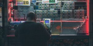 Il achète un ticket au supermarché… et le distributeur lui sort 10 millions de dollars