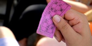 Il fouille un vieux pantalon… et retrouve un ticket de loterie à 5,9 millions juste avant l’expiration