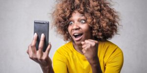 Elle découvre qu’elle est millionnaire… en traînant sur Facebook