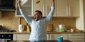 Il voit passer l’info au travail, vérifie son ticket… et se met à hurler de joie