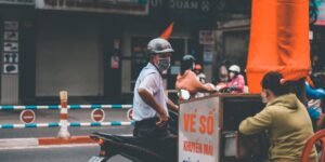 Sept billets gardés “par hasard” : deux vendeuses ambulantes décrochent le jackpot au Vietnam