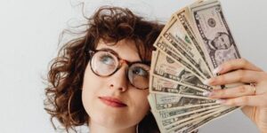 Elle gratte son ticket dans la voiture… et décroche 200 000 dollars par an pendant 30 ans