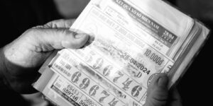 Elle joue pour ses 7 petits-enfants… et décroche 15 millions d’euros au Loto