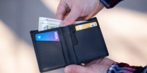 Elle vend des billets de loterie en fauteuil roulant… et rend un portefeuille rempli d’argent