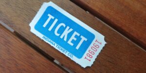 Ils ont laissé un ticket gagnant 7 semaines sur un bureau… avant de découvrir 2,9 millions d’euros