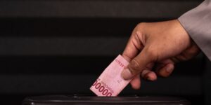 Elle gagne 134 millions d’euros… puis achète une Aston Martin d’occasion et donne la moitié
