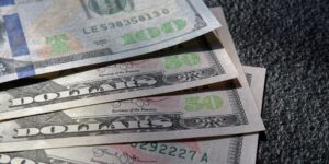 Un ticket à 2 $ qui change une vie : elle gagne 470 195 $ et vise déjà sa future maison